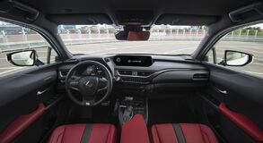LEXUS UX: A KÜLSŐ VONALVEZETÉSE RAGAD MAGÁVAL, DE A BELSEJE EJT RABUL